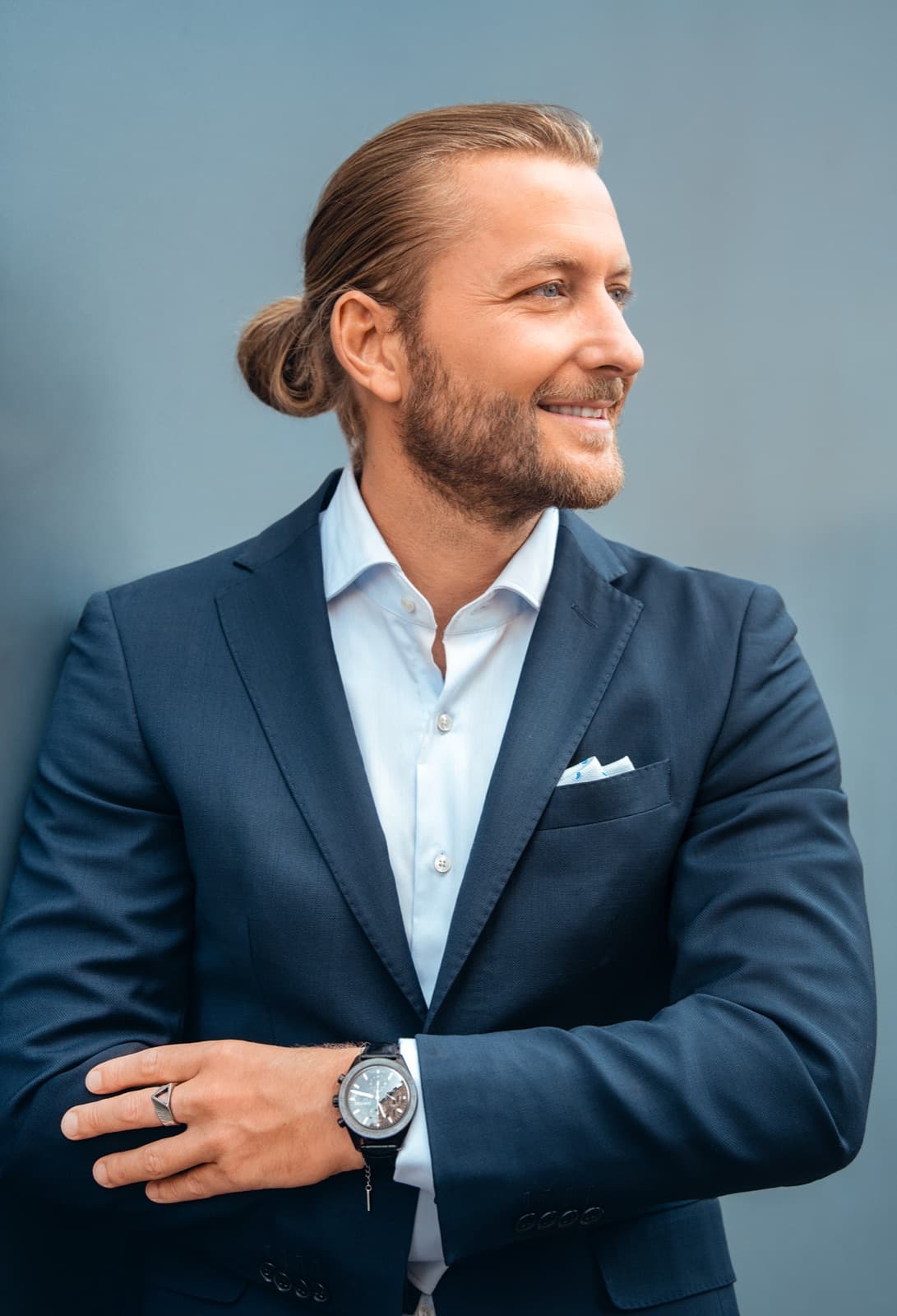 Victor Mathys in a blue suit against a blue wall